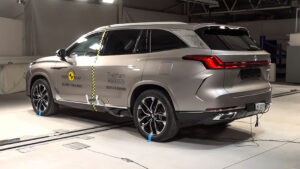 MGS9 PHEV Euro NCAP тестовое транспортное средство - задняя часть.