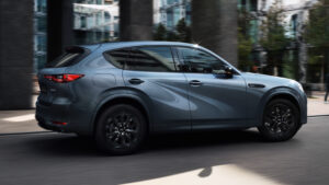 Mazda CX-60 - задняя часть под углом.