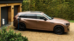 Mazda CX-80 - зарядка под передним углом.