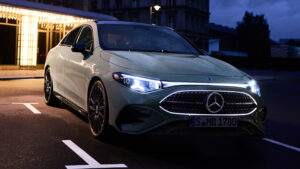 Mercedes CLA гибридный - передняя часть под углом в темноте.