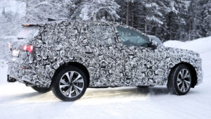 Audi Q7 Mk3 (камуфлированный) - боковое действие.