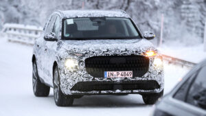 Audi Q7 Mk3 (камуфлированный) - передний трекинг.