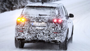 Audi Q7 Mk3 (камуфлированный) - действие сзади (с включенными огнями)