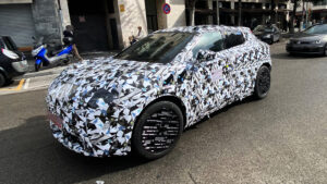 Nissan Juke EV - с передним углом.