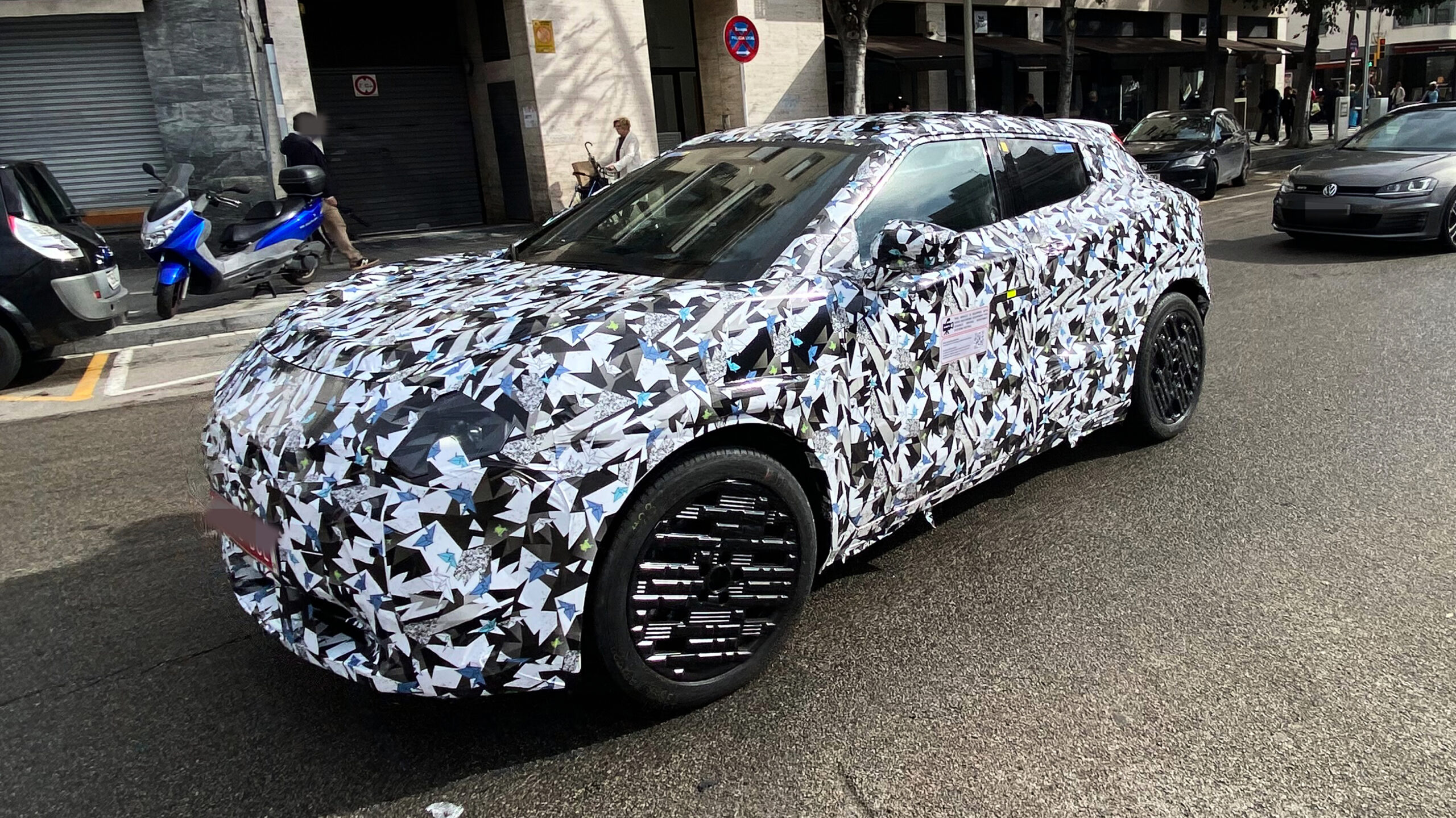 Nissan Juke EV - с передним углом.