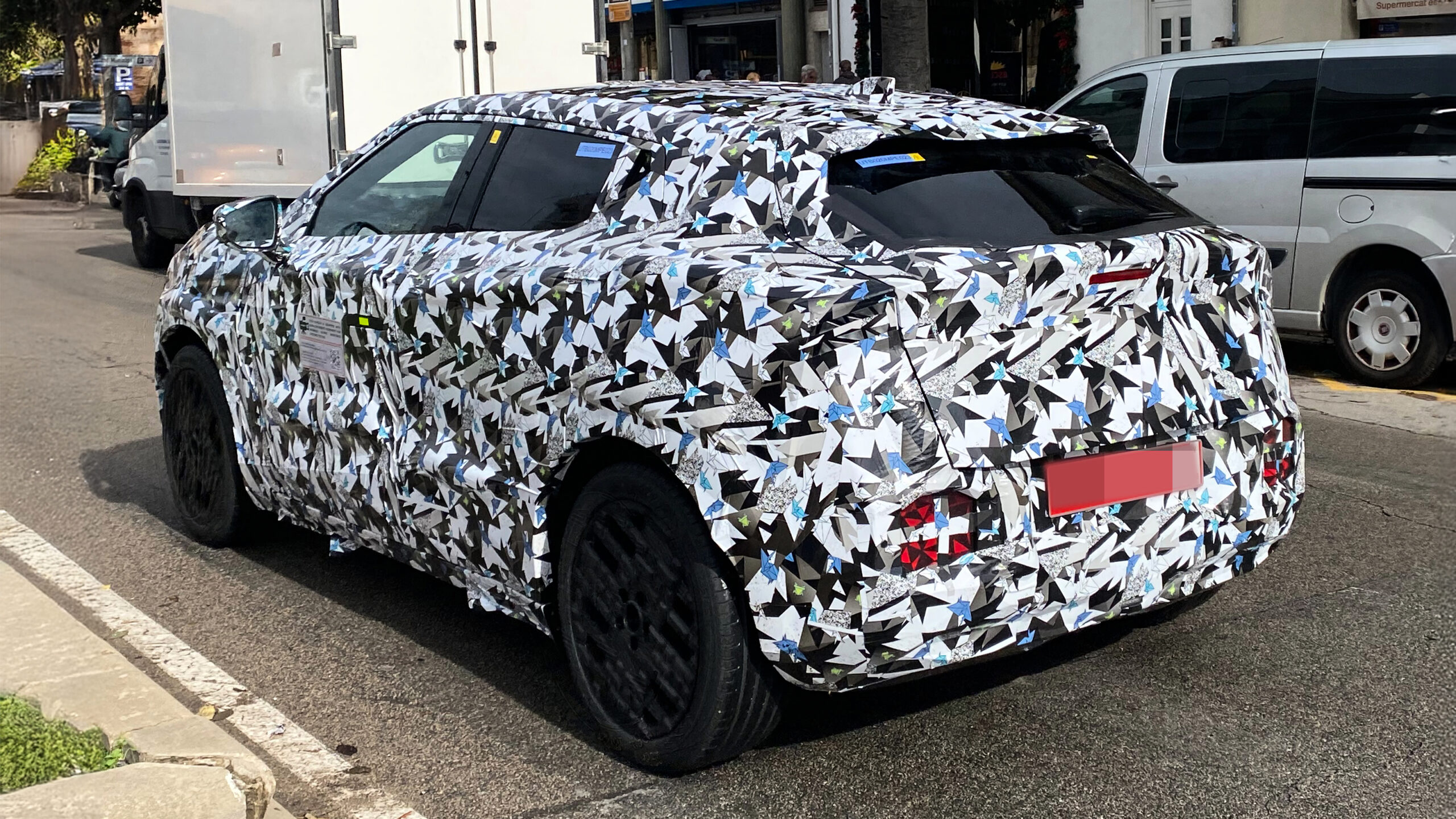 Nissan Juke EV - задняя 3/4