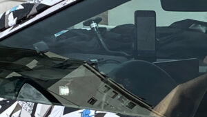 Nissan Juke EV - вид через окно.