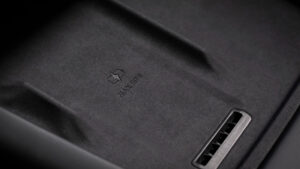 Omoda 7 - беспроводная зарядка.