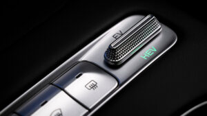 Omoda 7 - кнопка EV/HEV.