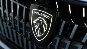 Peugeot 308 facelift - освещенный значок.