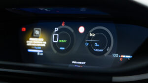 Peugeot 308 facelift - экран приборной панели.