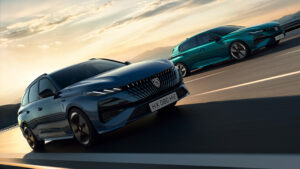 Peugeot 308 facelift - два автомобиля с передним отслеживанием.