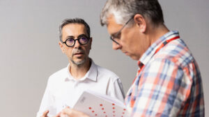 Редактор Auto Express Пол Баркер рассматривает информацию о новом Peugeot 308