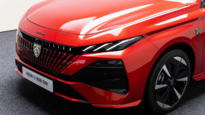 Пежо 308 фейслифт (красный) - передняя часть.