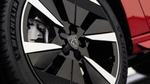 Peugeot 308 facelift (красный) - колесные колеса.