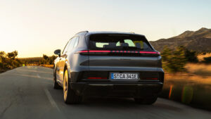 Porsche Cayenne Electric с задней панелью.