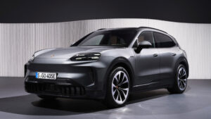 Porsche Cayenne Electric - передняя студия.