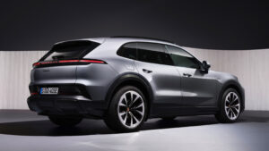 Porsche Cayenne Electric - задняя студия.