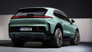 Porsche Cayenne Electric Turbo - задняя студия.