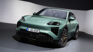 Porsche Cayenne Electric Turbo - передняя студия.