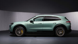 Porsche Cayenne Electric Turbo - боковая студия
