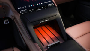 Porsche Cayenne Electric - детали интерьера.
