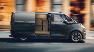 Renault Trafic - боковые двери открываются.