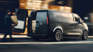 Renault Trafic - открываются двери.