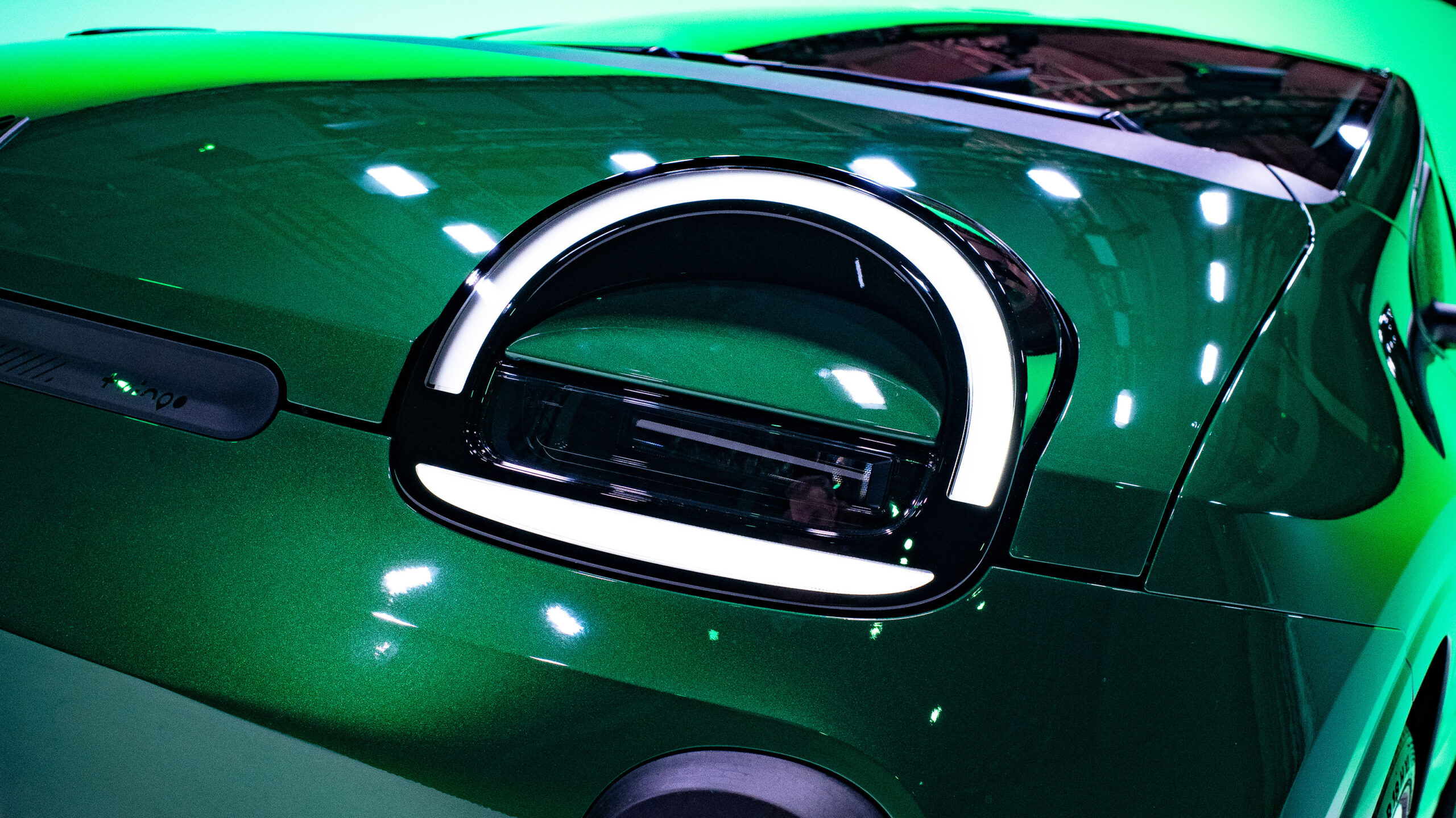 Renault Twingo - студийное переднее освещение.