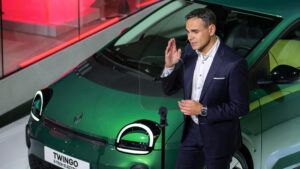 Твинго - руководитель, разговаривающий перед машиной.