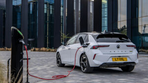 Vauxhall Astra PHEV - зарядное устройство для зарядки