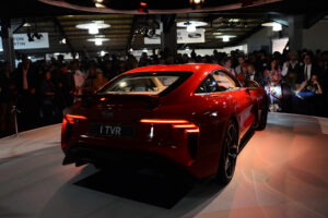 TVR Griffith раскрывается - тёмная задняя часть.