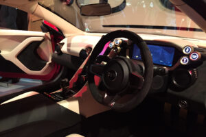 TVR Griffith раскрывает приборную панель.