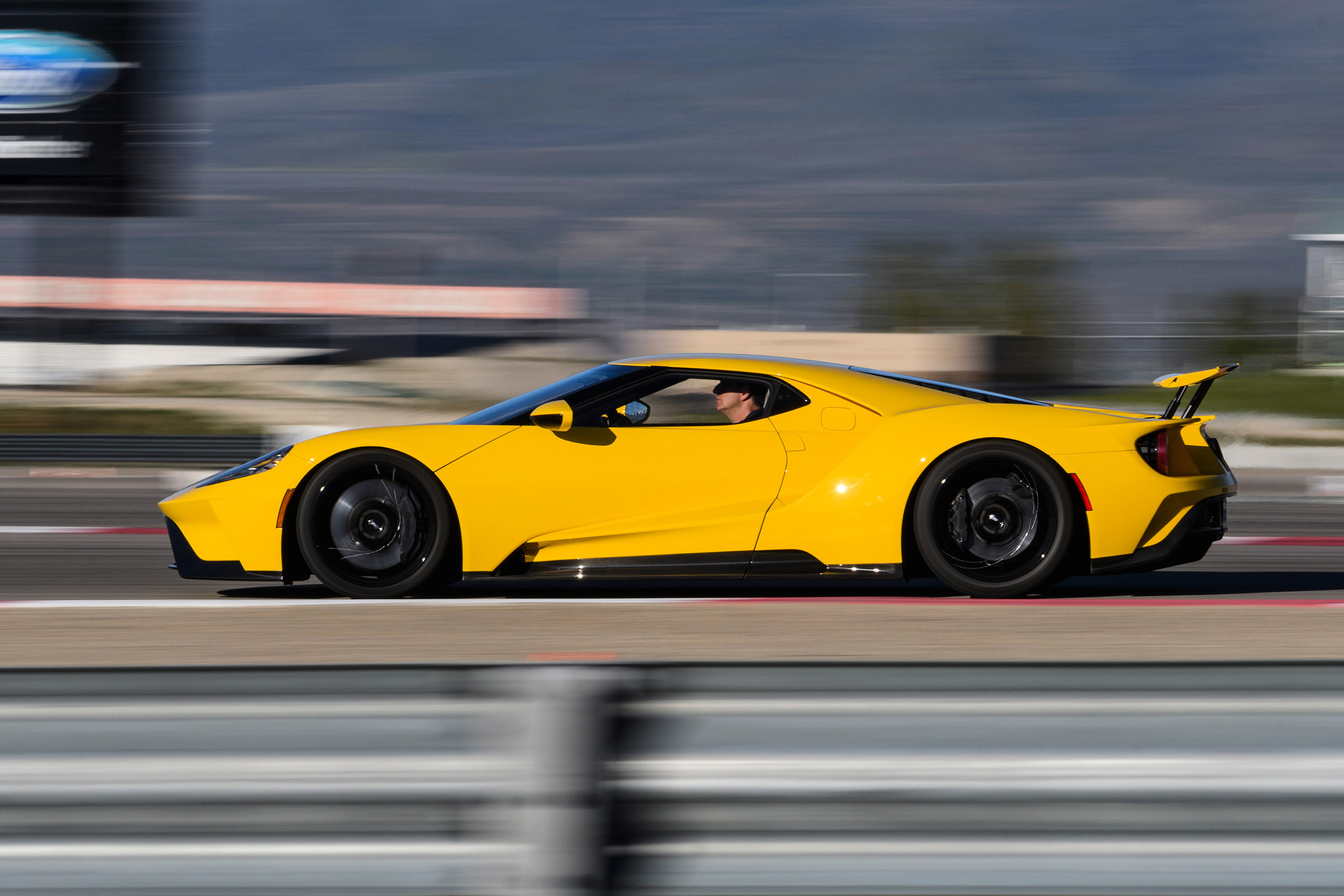 Ford GT с боковой стороны.