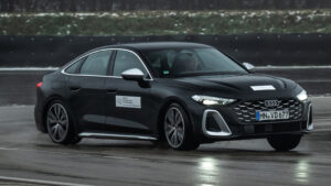 2026 Audi - передние повороты в поворотах.