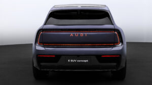 Концепция AUDI E SUV - полная задняя часть.