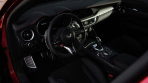 Альфа Ромео Stelvio Quadrifoglio Colleziones - интерьер интерьера