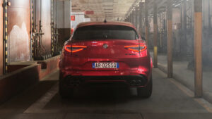 Alfa Romeo Stelvio Quadrifoglio Colleziones - задняя часть автомобиля.
