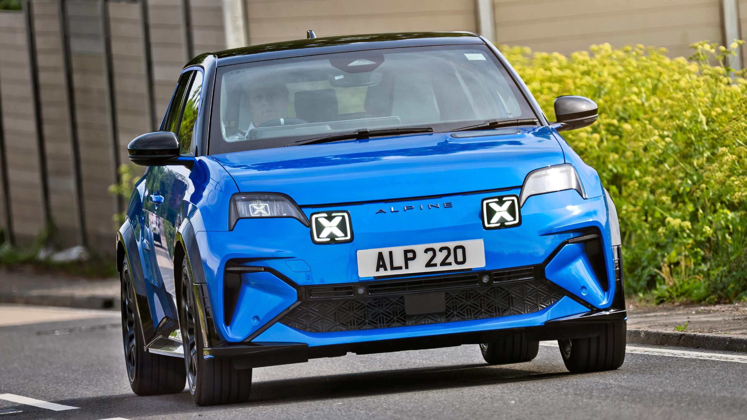 Alpine A290 UK - динамичный передний фронт.