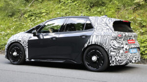 Cupra Born Facelift - задняя часть под углом.