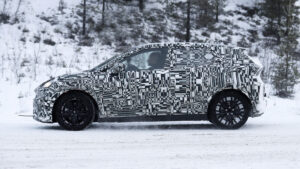 Cupra Raval (в камуфляже) - сбоку.