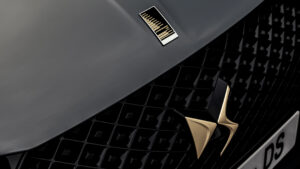 DS 3 Линия производительности - передний значок и решетка.