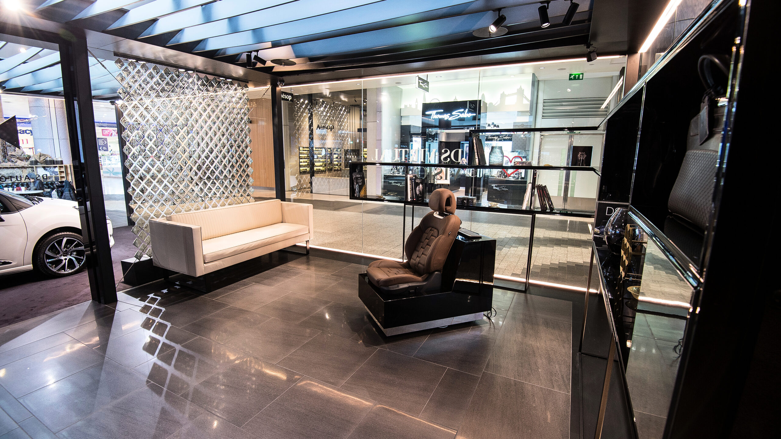 Выставочный зал DS Showroom.