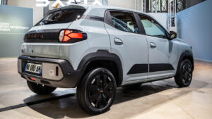 Dacia Spring facelift - задняя часть автомобиля.