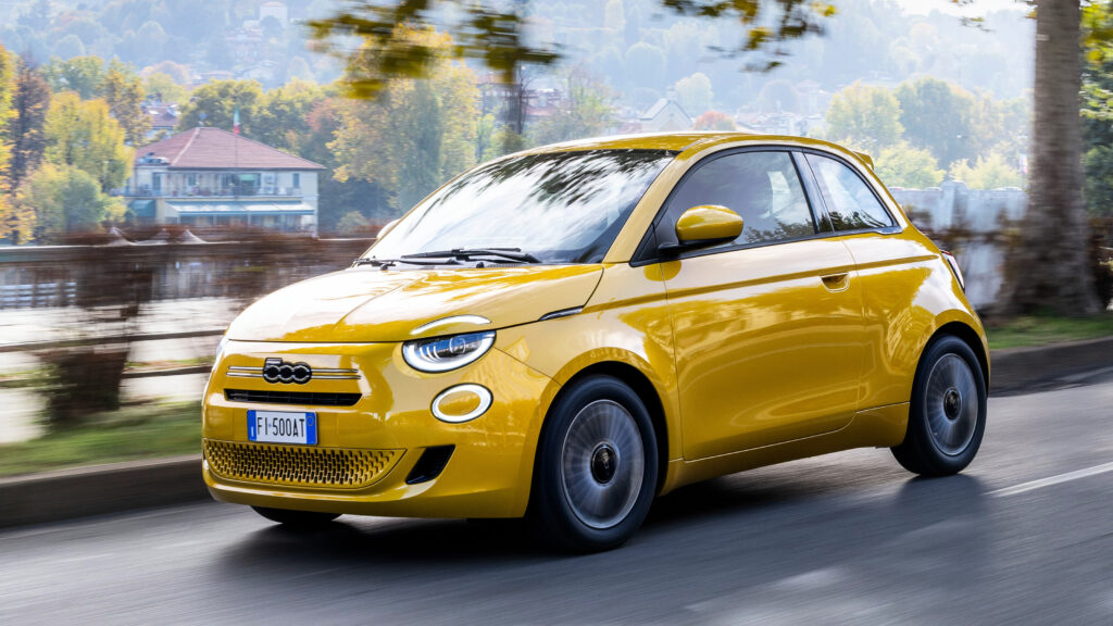 Новый Fiat 500 Hybrid — один из самых медленных автомобилей в продаже Fiat 500 Hybrid - action