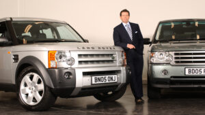 Дизайнер JLR Джерри Макговерн - стоял перед Land Rover Discovery и Range Rover L32222