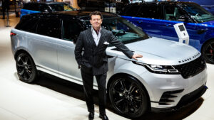 Дизайнер JLR Джерри Макговерн - стоял перед Range Rover Evoque.