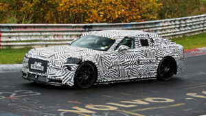 Тест купе Jaguar Type GT на боковой стороне автомобиля.