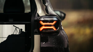 Jeep Avenger Stargazer с задним фонарем.