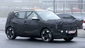 Kia EV2 - шпионский снимок спереди/сбоку.